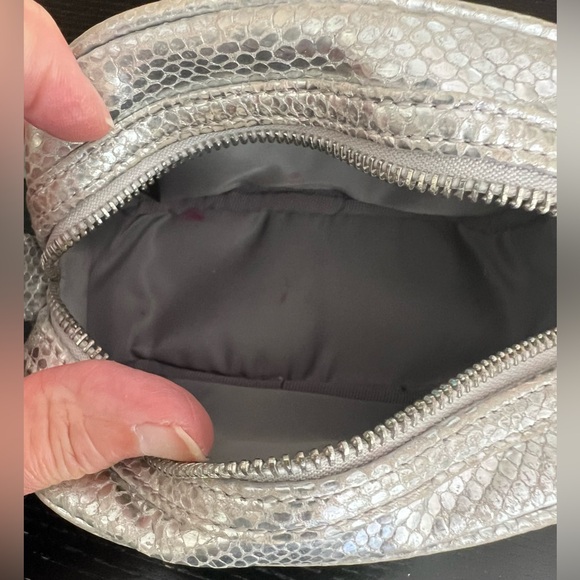 RARE!  TORY BURCH REVA Silver Embossed Leather Makeup Bag - Picture 7 of 7
